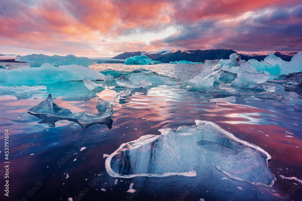 Jokulsarlon冰川泻湖中的冰山