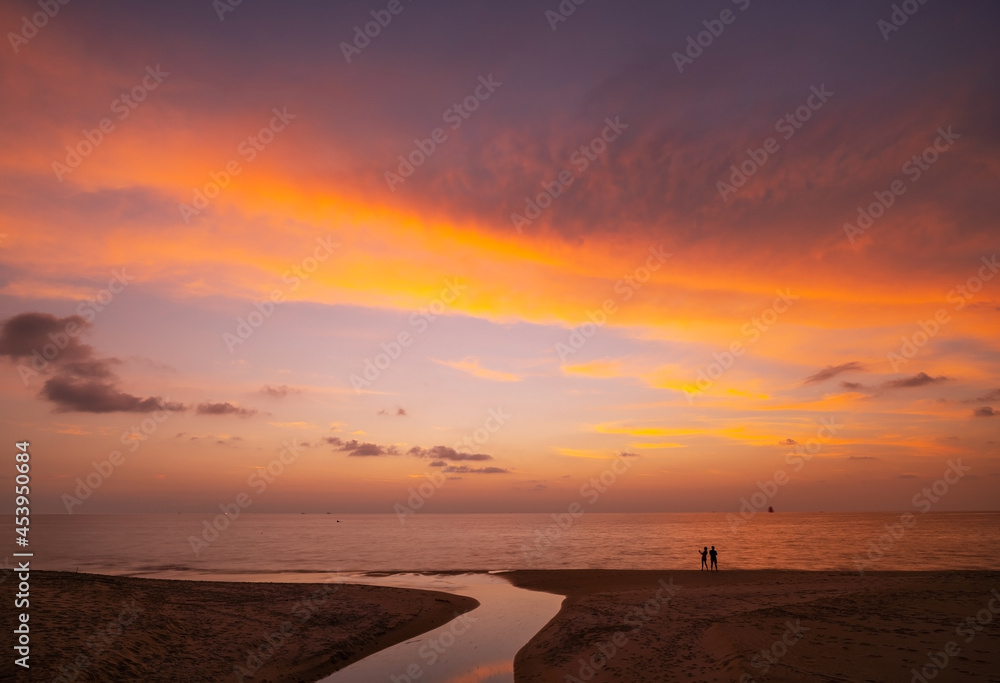 自然的天空日落或海上日出美丽的云景风景令人惊叹的自然景观之光