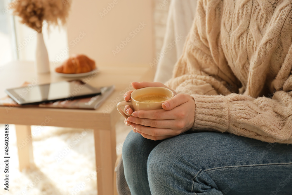 家里有一杯咖啡的年轻女人