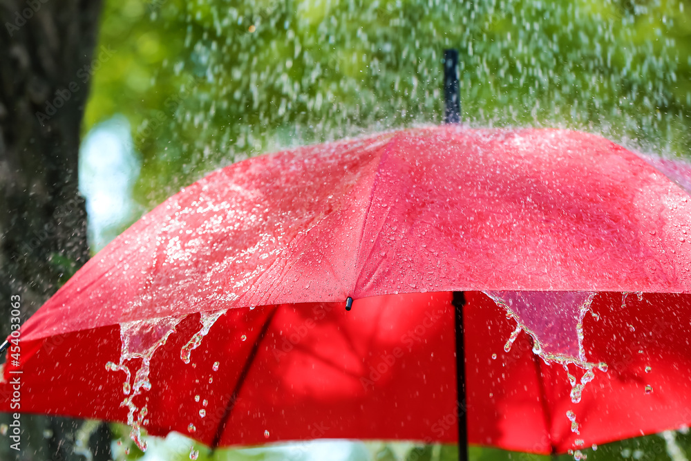 户外雨滴下撑伞