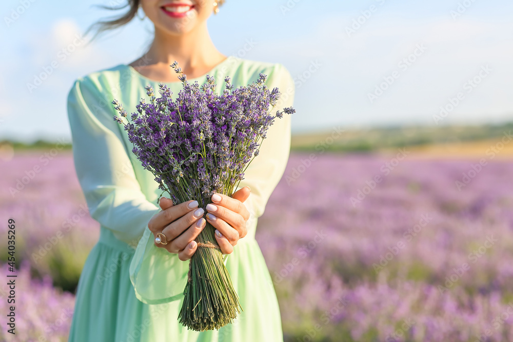 薰衣草地里美丽的年轻女人