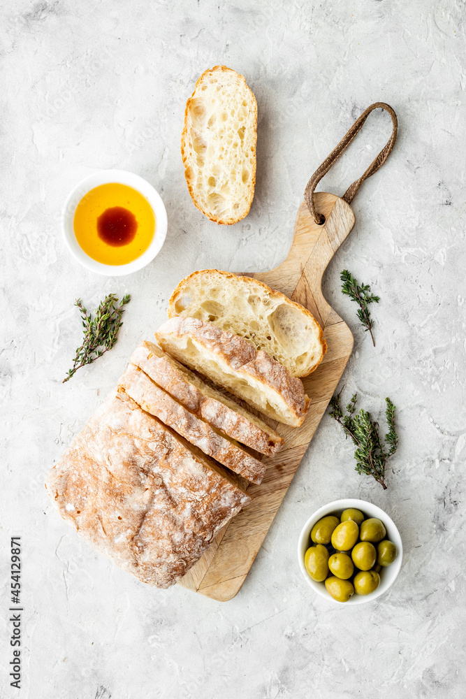 迷迭香切面包ciabatta。早餐背景