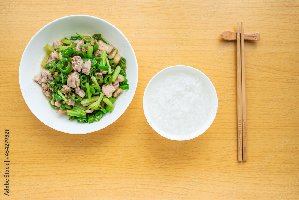 夏季开胃菜食谱辣椒炒猪肉白粥