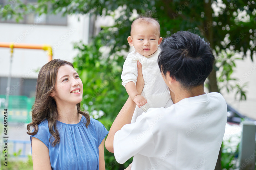 赤ちゃんと遊ぶ夫婦