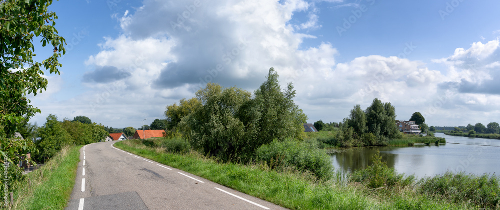 Grinchem和Leerdam（NL）之间的Linge河堤防上的道路