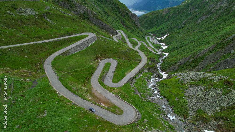 无人机：游客在瑞士各地进行有趣的公路旅行，沿着戈特哈德山口行驶。