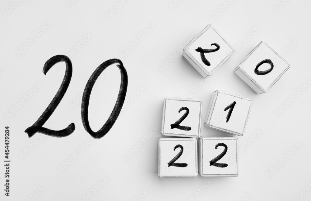 白色背景上带有2020-2022年数字的立方体