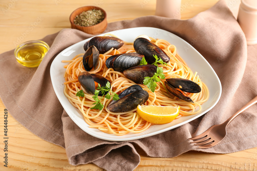 一盘美味的Mussels Marinara配木底意大利面