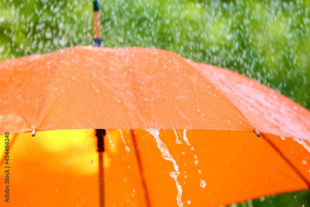 户外雨滴下撑伞