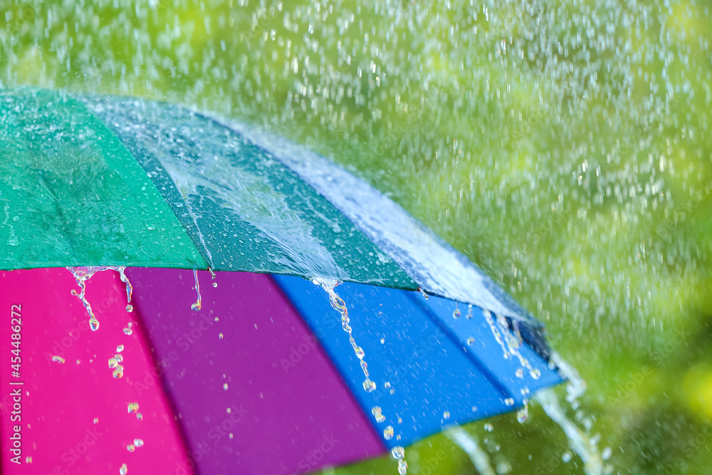 户外雨滴下撑伞