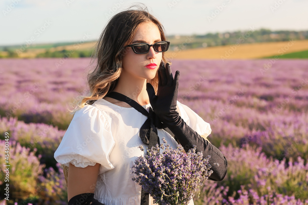 薰衣草地里美丽的年轻女人