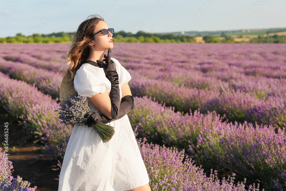 薰衣草地里美丽的年轻女人