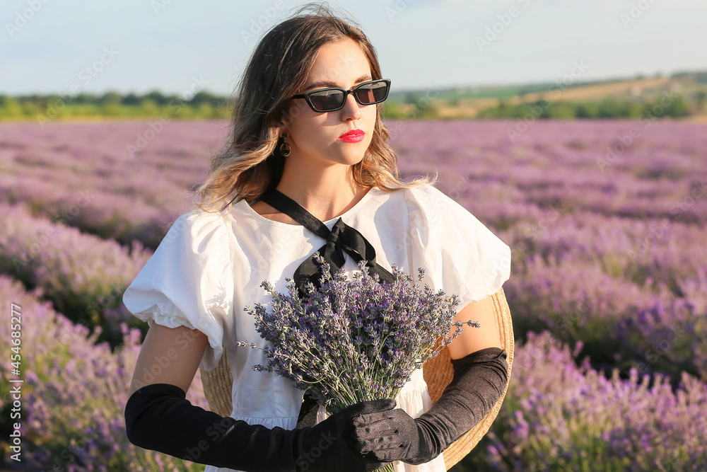 薰衣草地里美丽的年轻女人