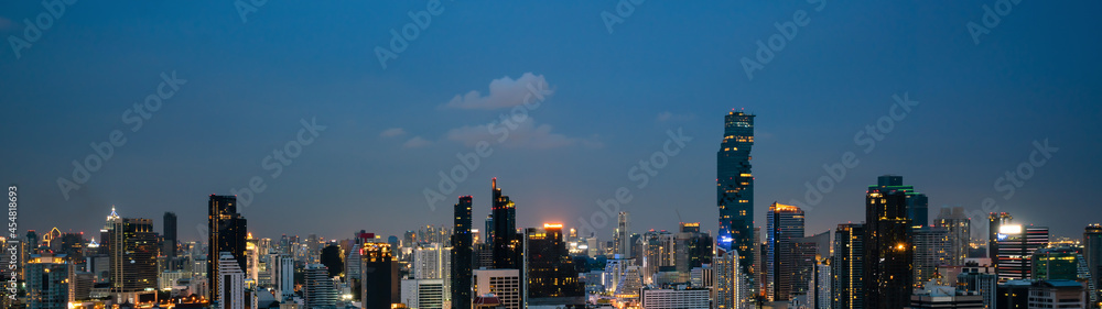 大都市市中心的夜景和高层建筑。宾夕法尼亚州的市中心商业区