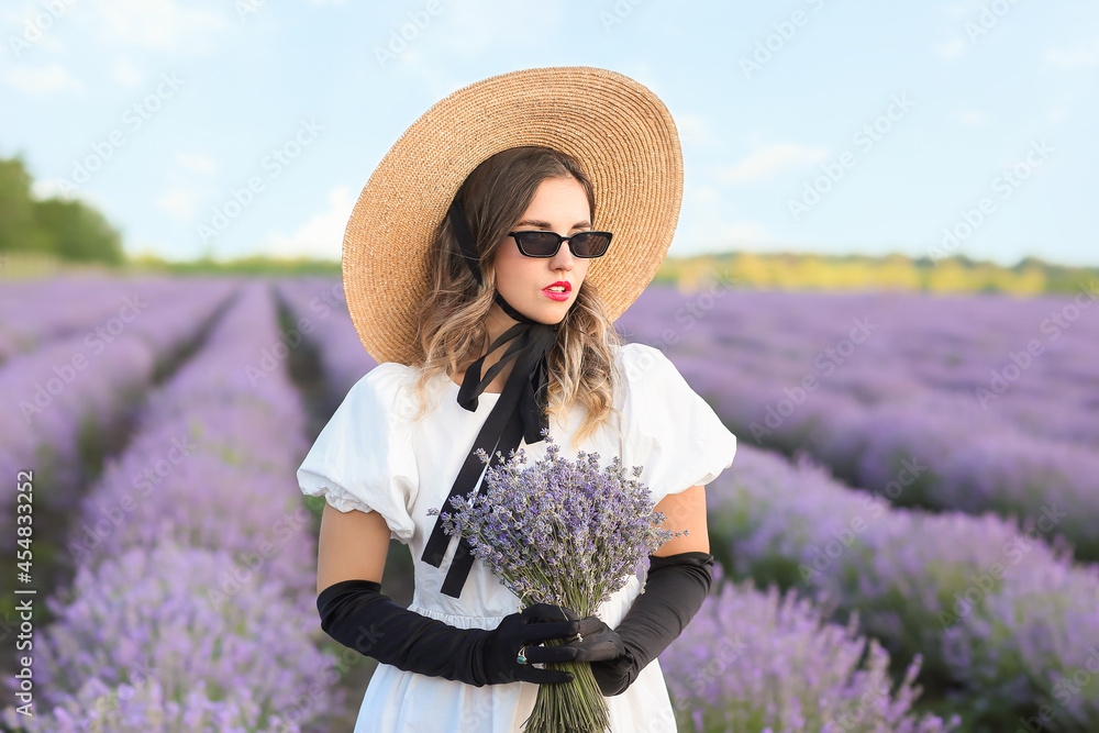 薰衣草地里美丽的年轻女人