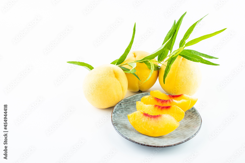 Red heart yellow peach, a specialty fruit in Yanling, Hunan, China