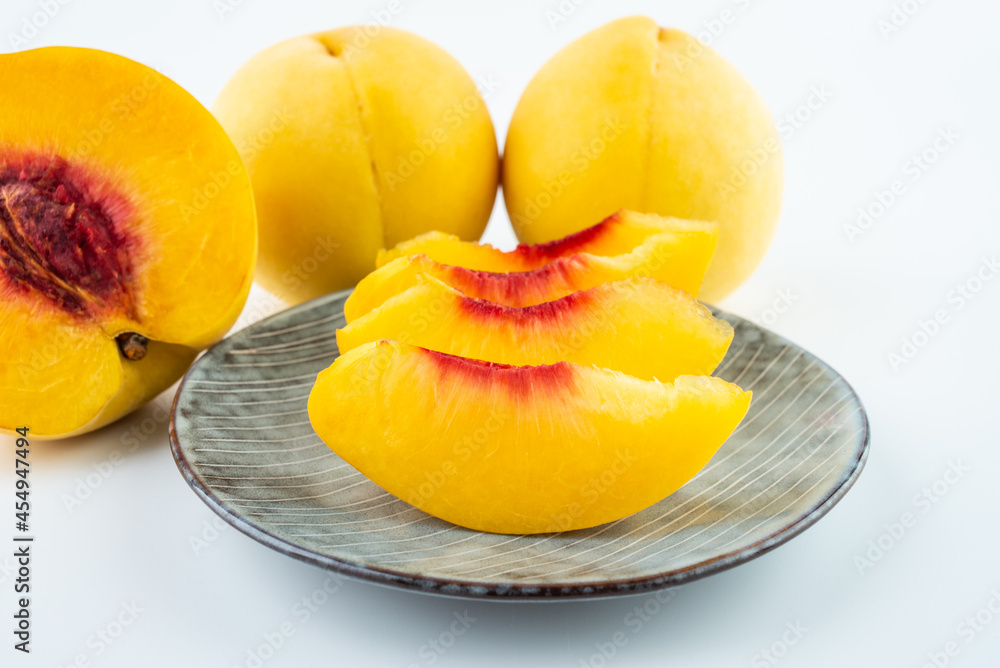 Red heart yellow peach, a specialty fruit in Yanling, Hunan, China