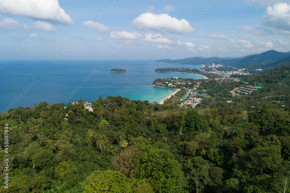 无人机航拍美丽的风景，在普吉卡隆海滩Kata的3个海湾的视点