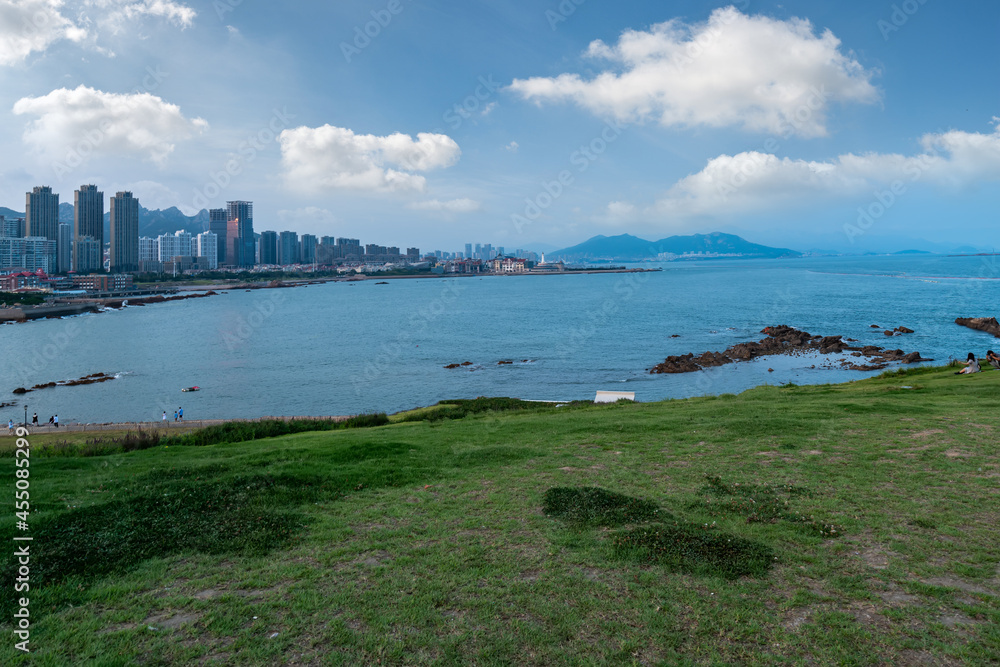 俯瞰青岛湾海岸线风光