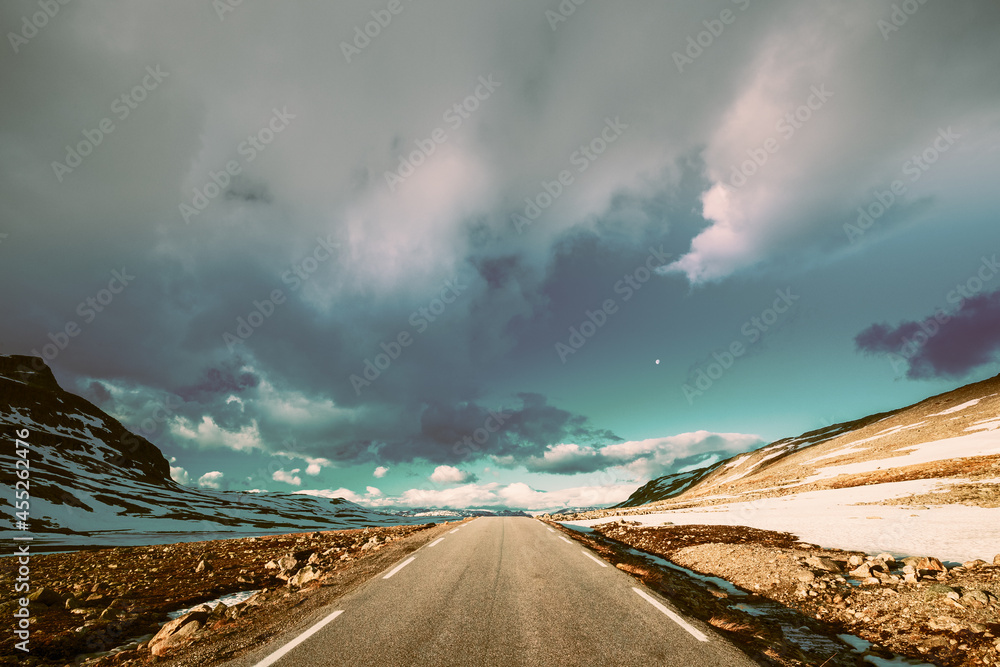 挪威Aurlandsfjellet。开放道路Aurlandsfjellet，夏季风景优美的路线挪威景观。