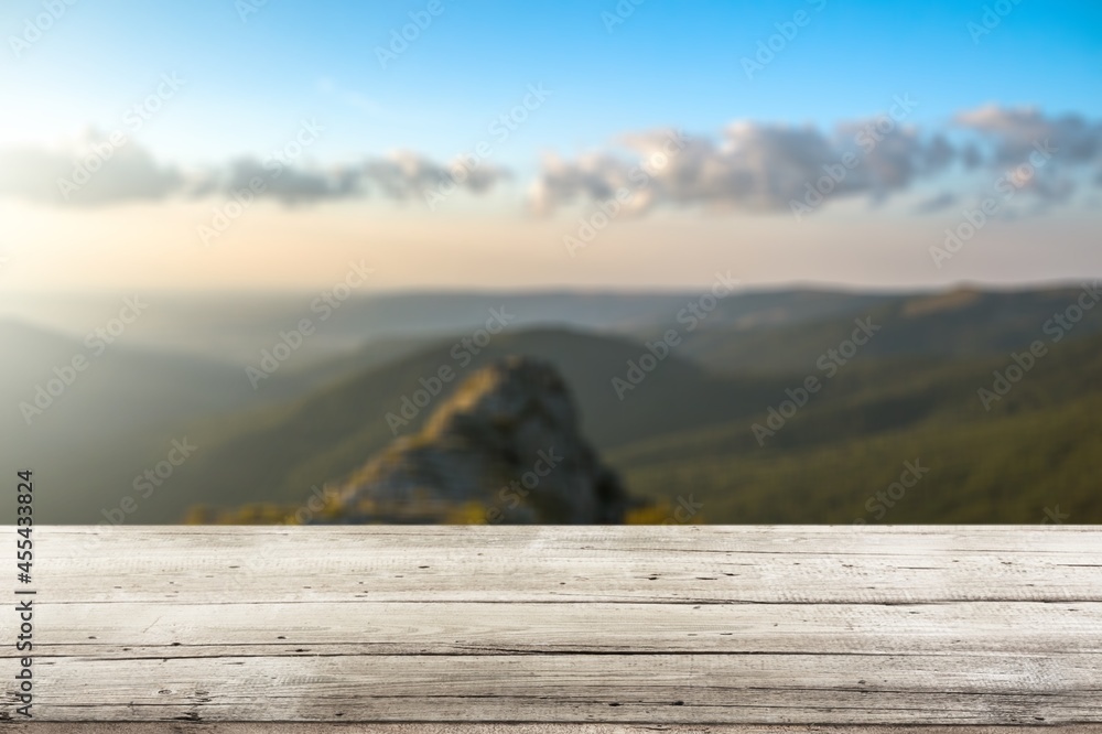 空木桌和清晨天空中的山脉景观