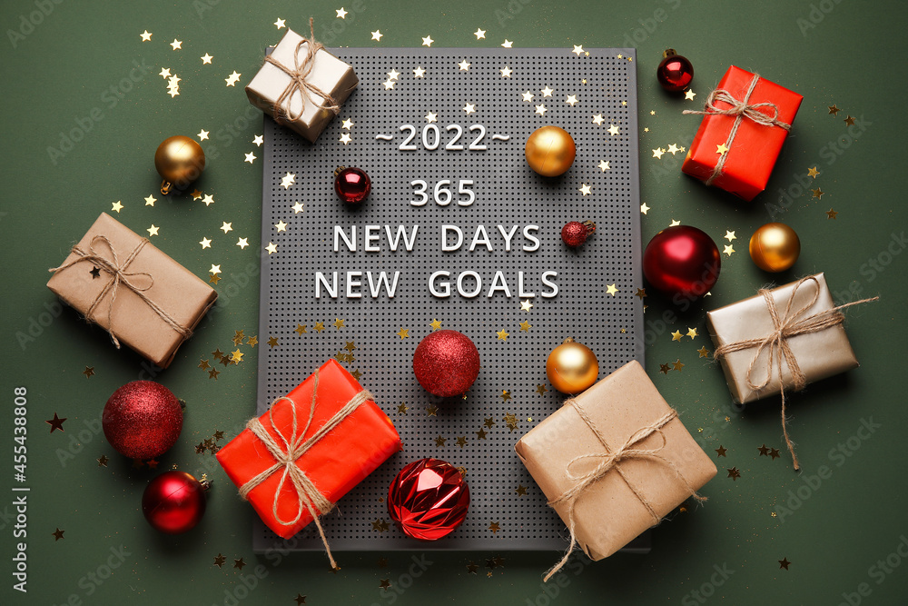 带有文字的木板365 NEW DAYS NEW GOALS和彩色背景的圣诞装饰