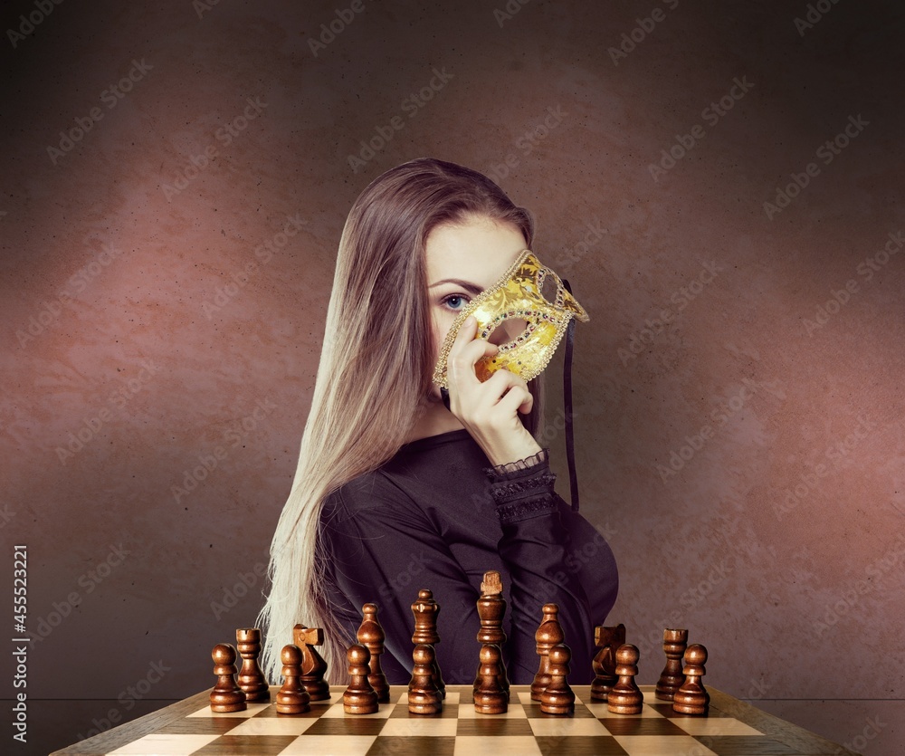 准备好比赛了。年轻的女模特就像传奇棋手