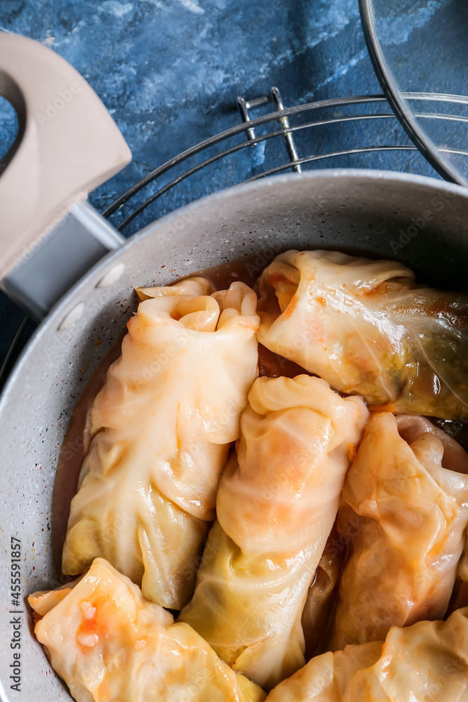 锅里有美味的卷心菜卷，颜色背景，特写