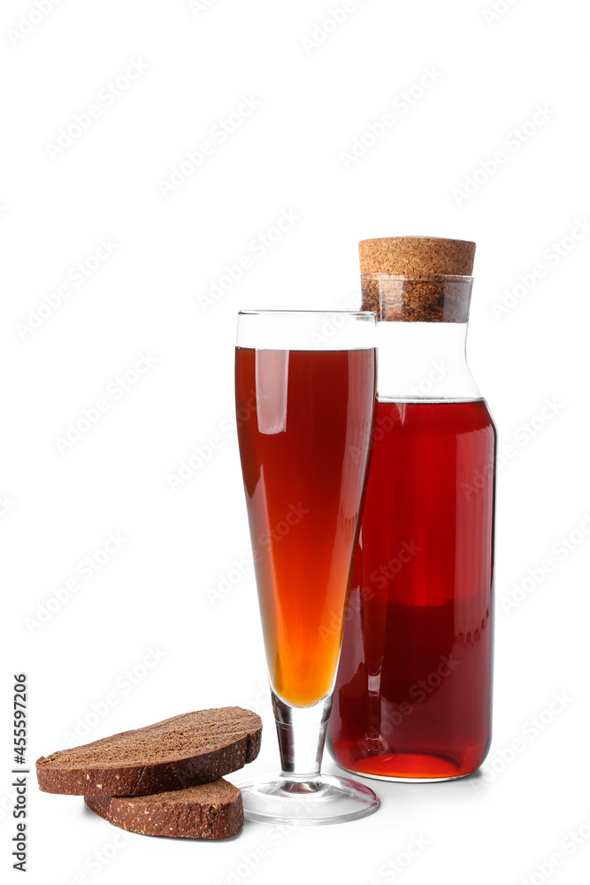 白底上的玻璃和一瓶新鲜kvass