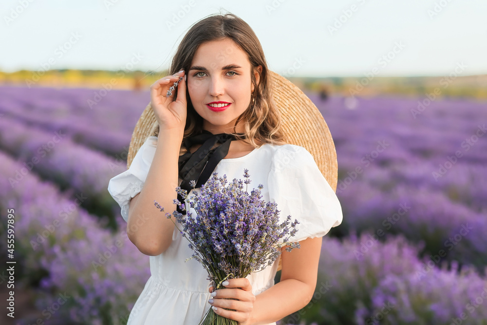 薰衣草地里美丽的年轻女人