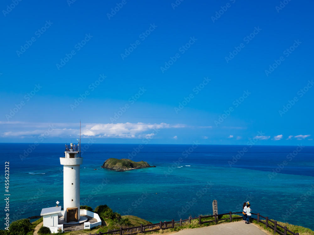 石垣島、エメラルドグリーンの海と平久保灯台