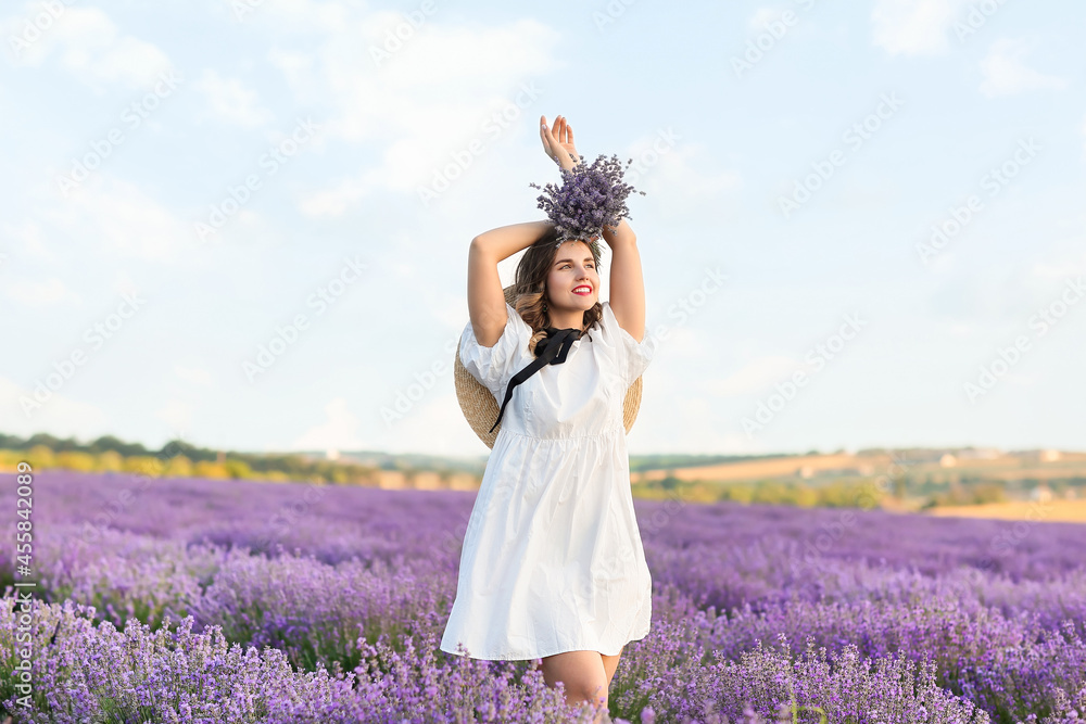 薰衣草地里的美丽年轻女人