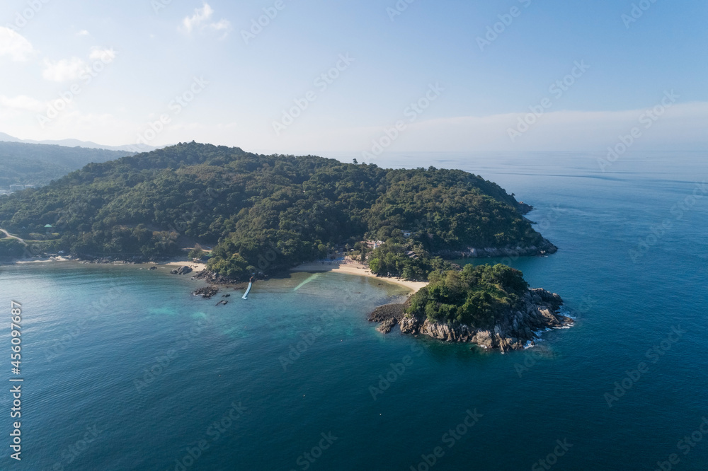 泰国普吉岛的热带海洋，海浪拍打海岸和高山