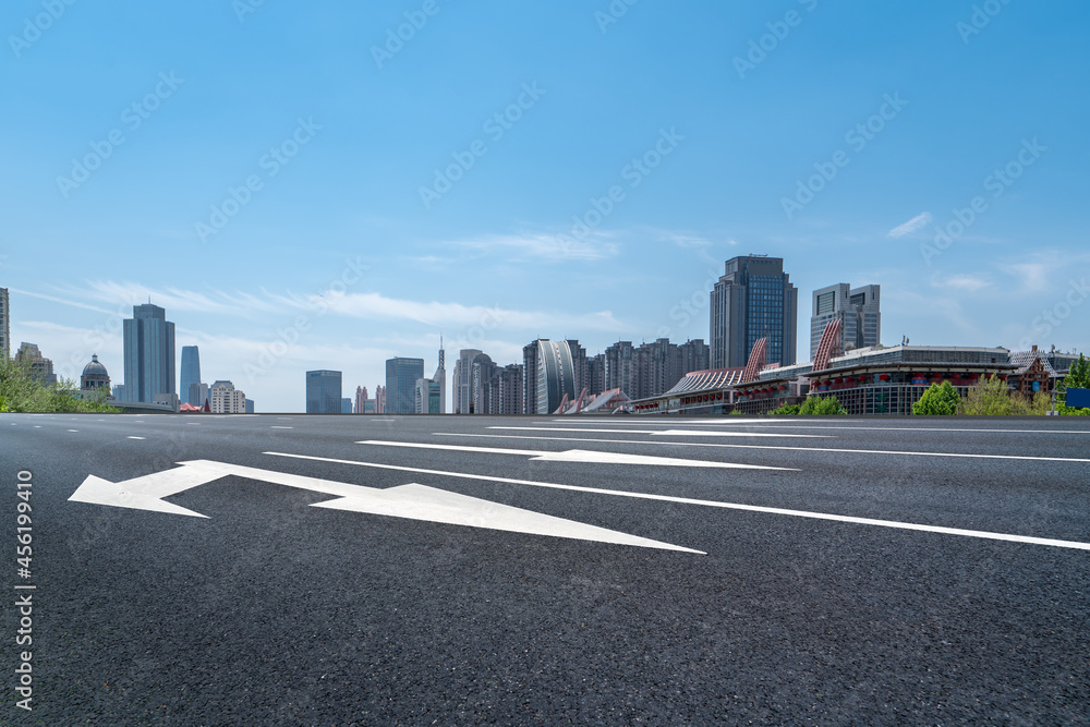 道路和城市建筑背景