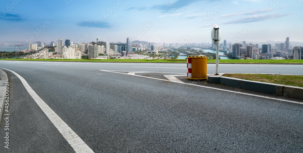 道路和城市建筑背景