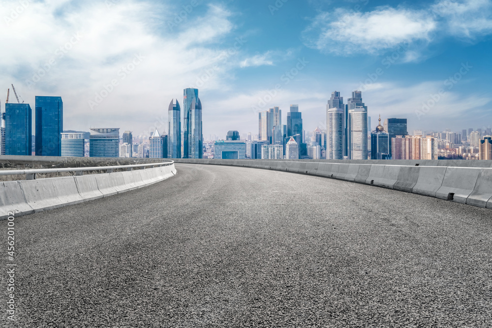 道路和城市建筑背景