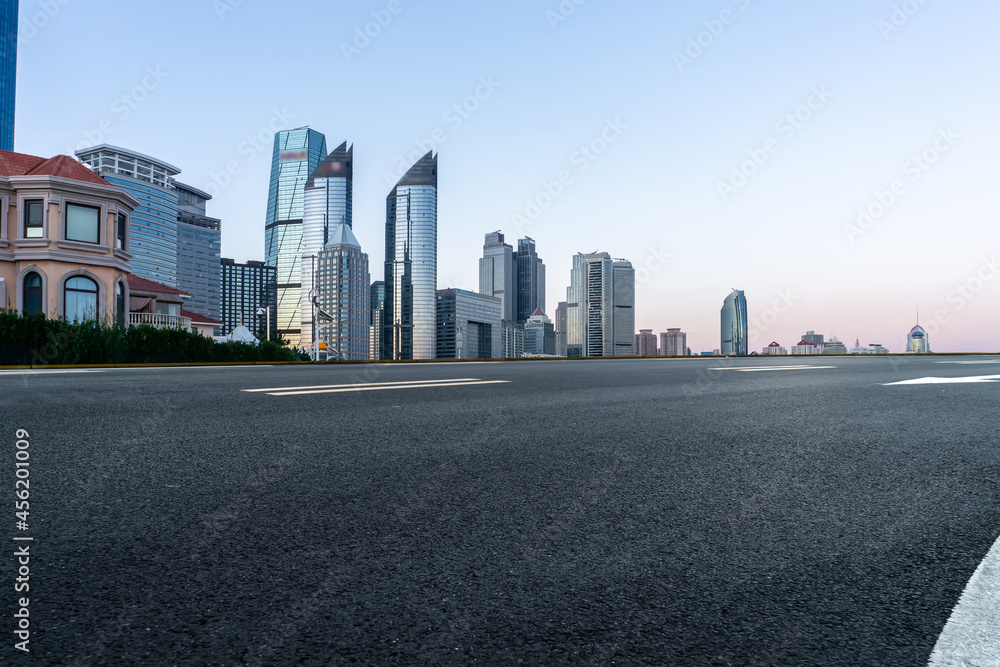 道路和城市建筑背景