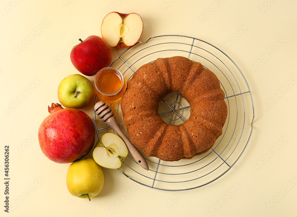 浅背景面包配蜂蜜、石榴和苹果。Rosh hashanah（犹太新年）名人