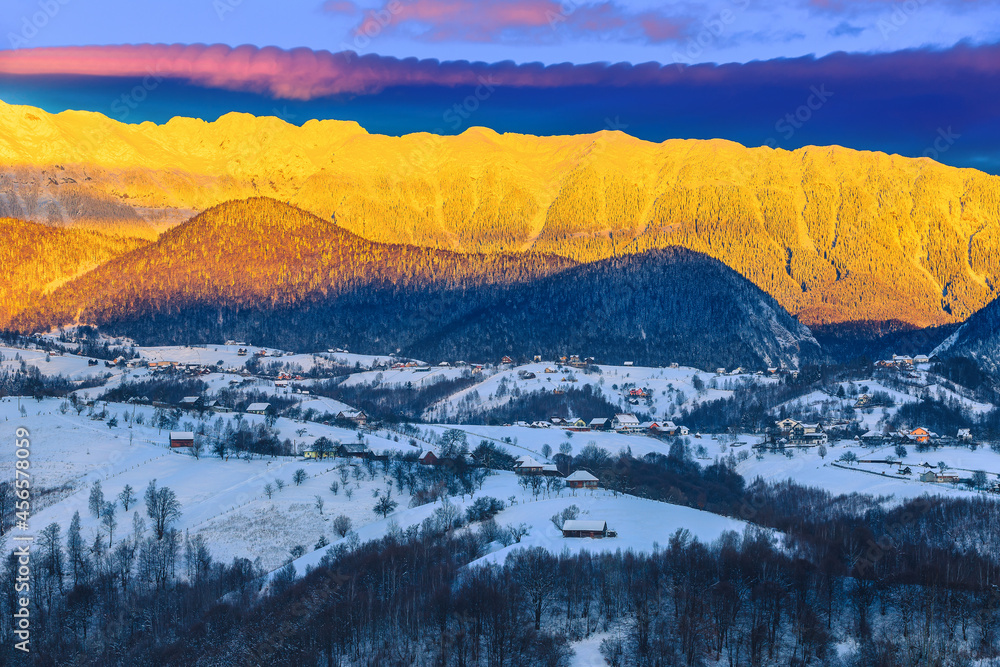 美丽的冬季风景，日出时有雪山，罗马尼亚喀尔巴阡山