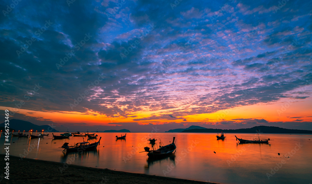 热带海洋中的长尾船和旅游船美丽的风景日出或日落天空