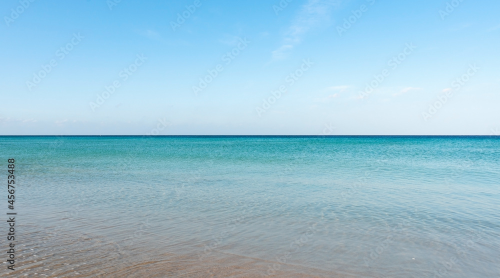 鸟瞰绿松石海面背景无人机拍摄的海面自然景观