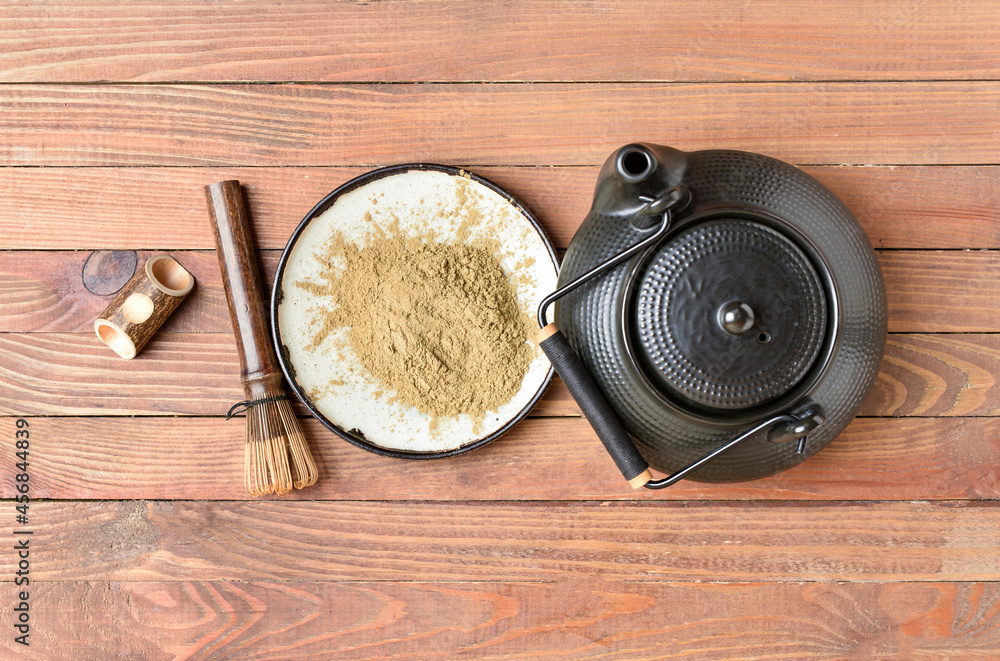 木底抹茶粉、抹茶和茶壶组成