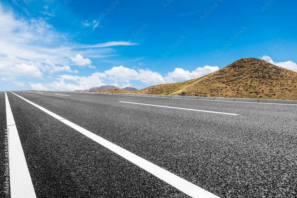 蓝天下的公路地面和山区自然风光。景观和公路。户外道路背景