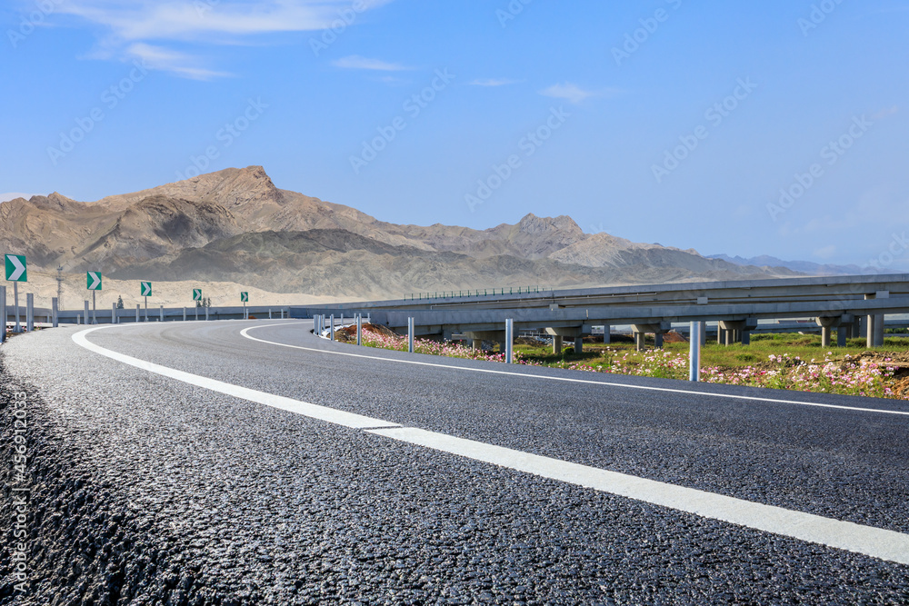 蓝天下的公路地面和山区自然风光。景观和公路。户外道路背景