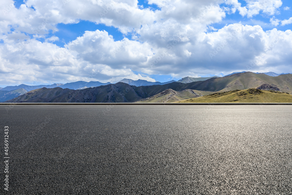 蓝天下的道路地面和山脉自然风光。户外道路背景。