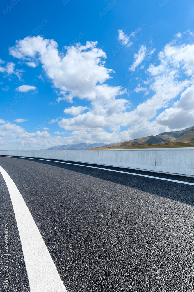 蓝天下的公路地面和山区自然风光。景观和公路。户外道路背景