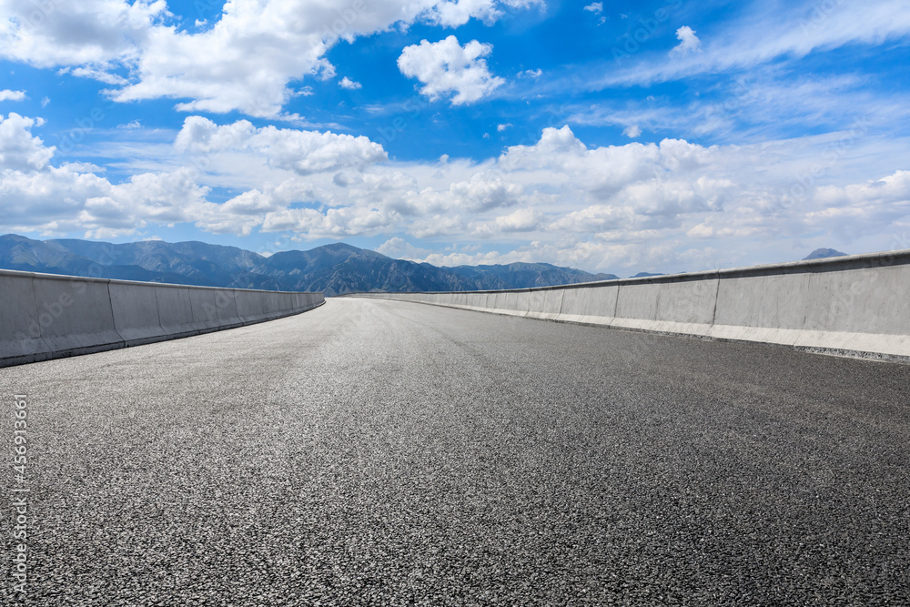 蓝天下的公路地面和山区自然风光。景观和公路。户外道路背景