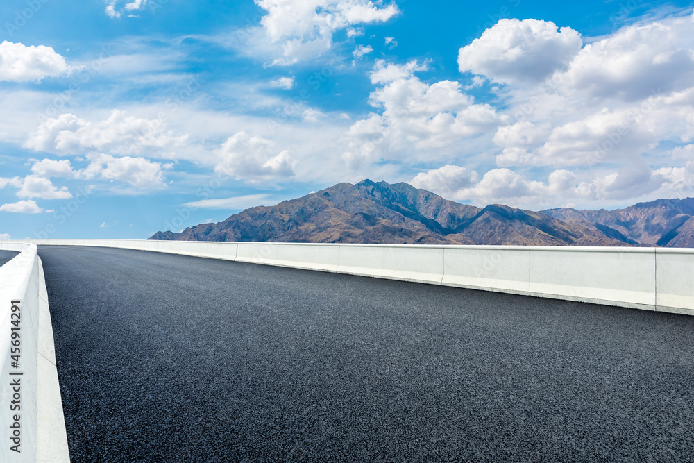 蓝天下的公路地面和山区自然风光。景观和公路。户外道路背景