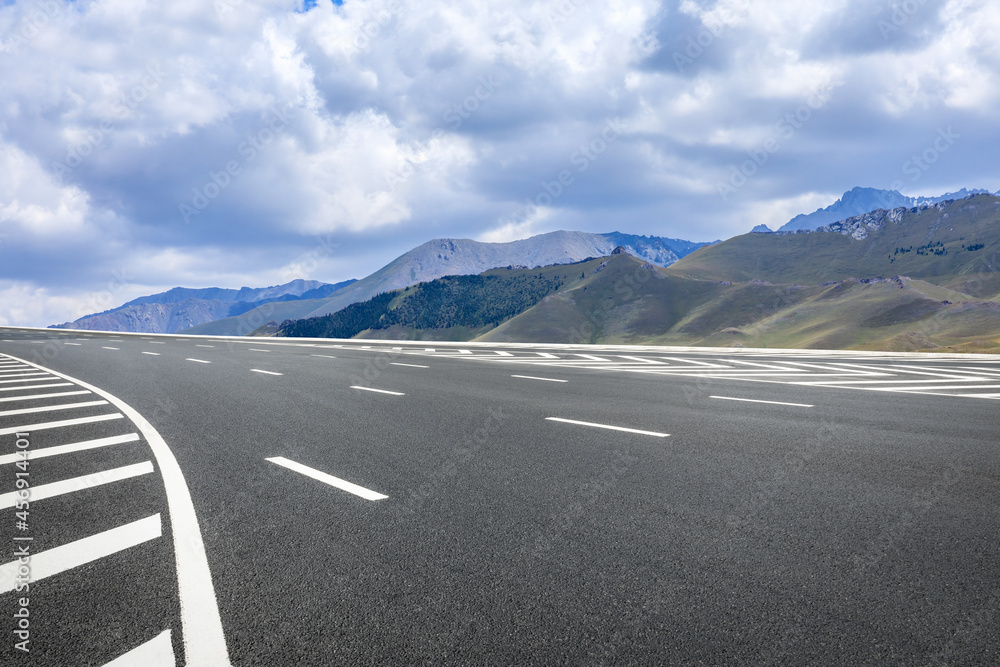 蓝天下的公路地面和山区自然风光。景观和公路。户外道路背景