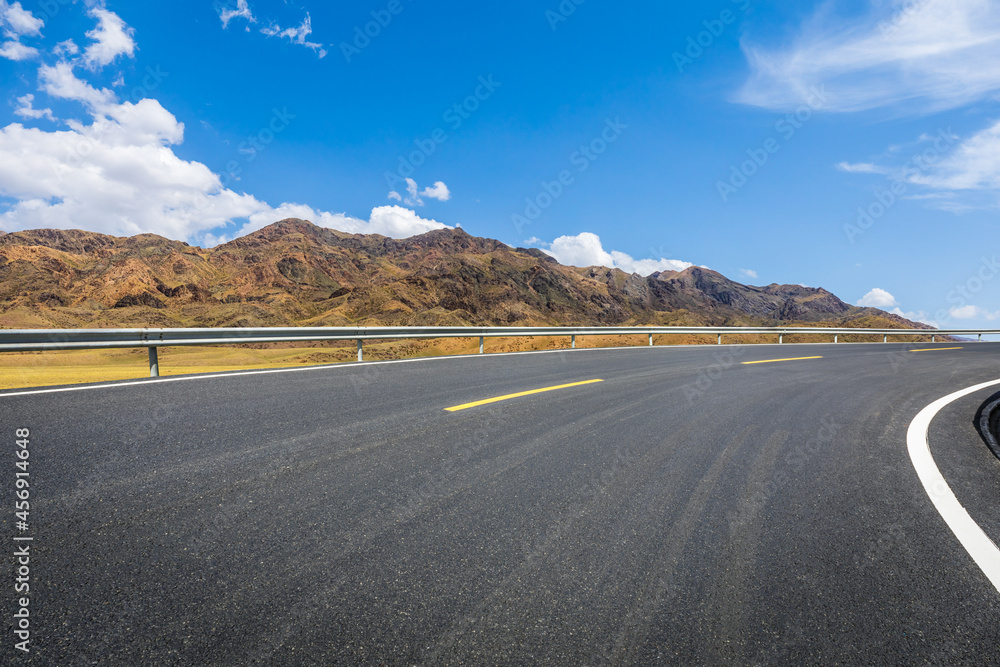 蓝天下的公路地面和山区自然风光。景观和公路。户外道路背景